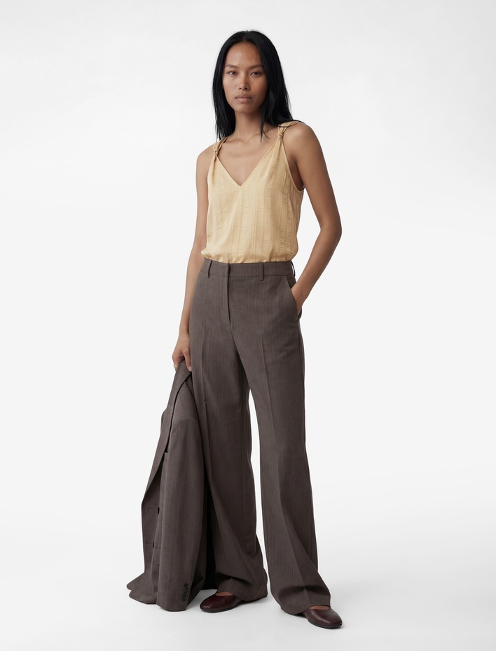  V Yaka Kolsuz Metal Aksesuarlı Viskon Bluz