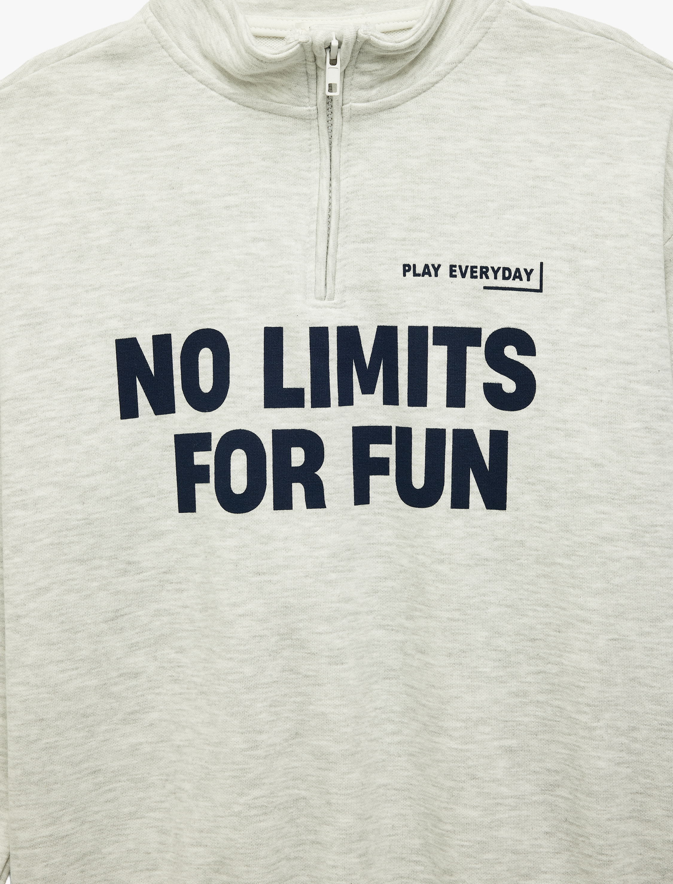  Erkek Çocuk Pamuklu Üç İplik Uzun Kollu Dik Yaka Yarım Fermuarlı Baskılı Sweatshirt