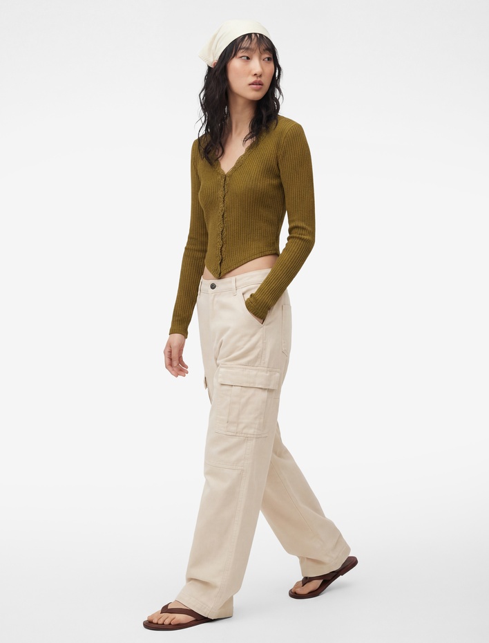  V Yaka Dantel Detaylı Uzun Kollu Slim Fit Tişört