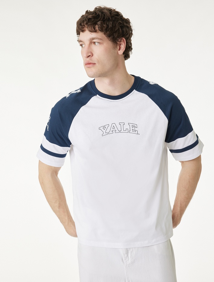  Rahat Kalıp Renk Bloklu Bisiklet Yaka Pamuklu Kısa Kollu Baskılı Yale Lisanslı Tişört