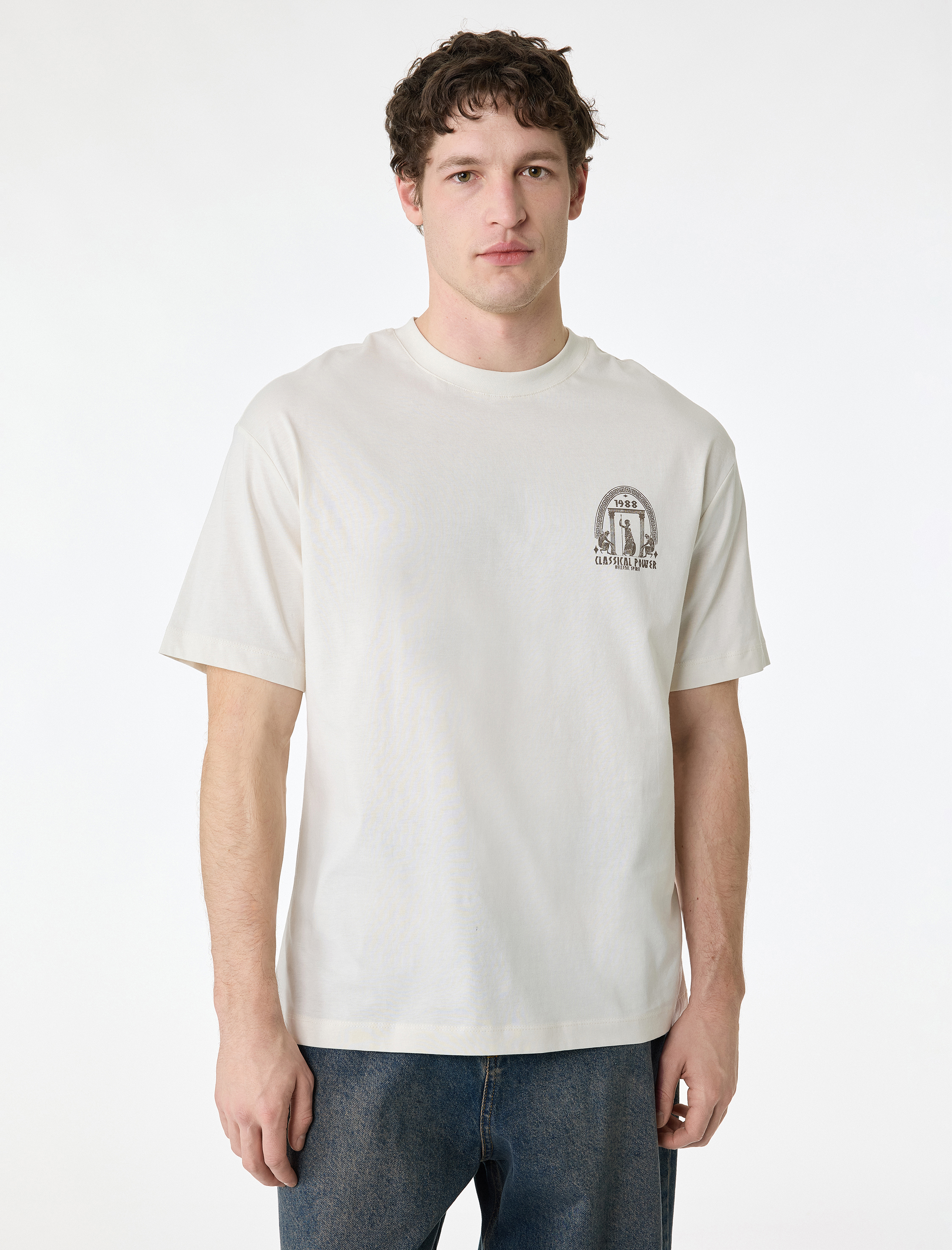   Rahat Kalıp Kısa Kollu Pamuklu Bisiklet Yaka Arkası Baskılı Tişört