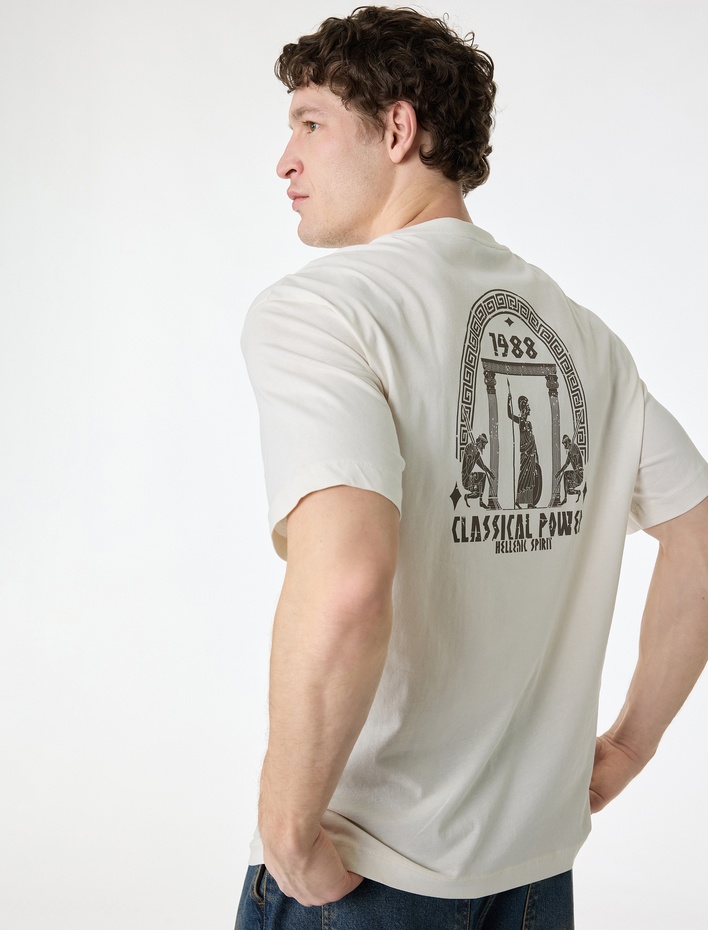  Rahat Kalıp Kısa Kollu Pamuklu Bisiklet Yaka Arkası Baskılı Tişört