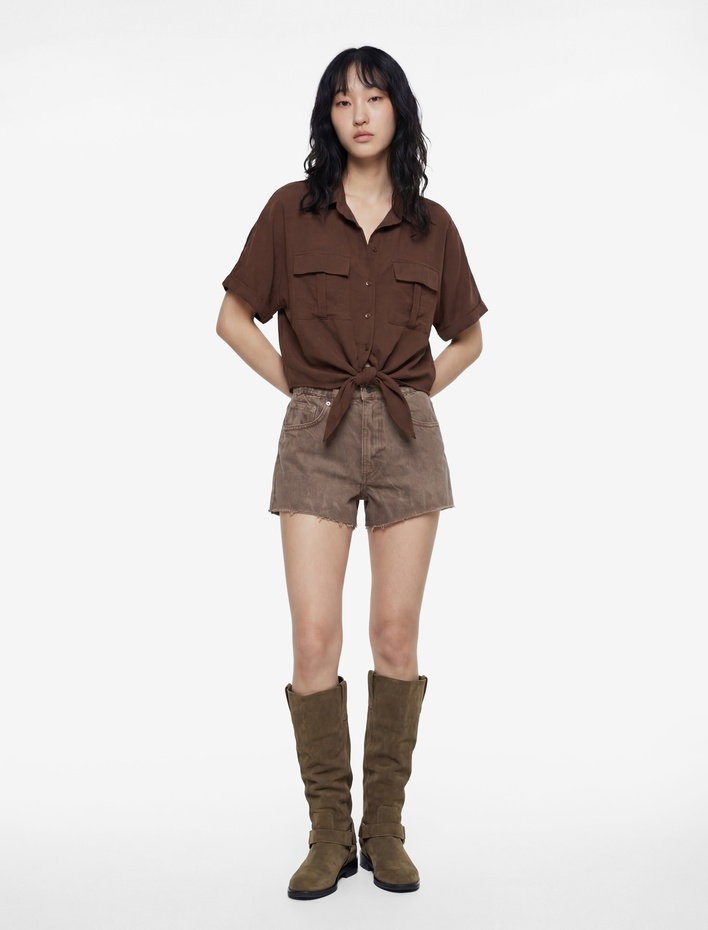  Aerobin Kumaş Rahat Kalıp Kısa Kollu Bağlama Detaylı Cepli Yazlık Gömlek