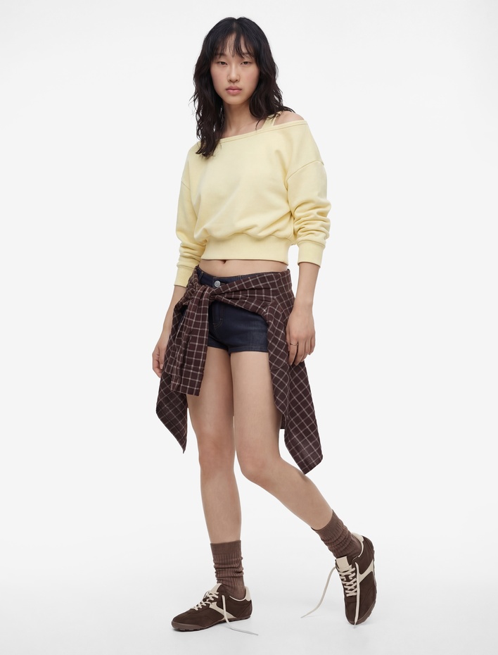  Atlet Detaylı Uzun Kollu Oversize Kayık Yaka Sweatshirt