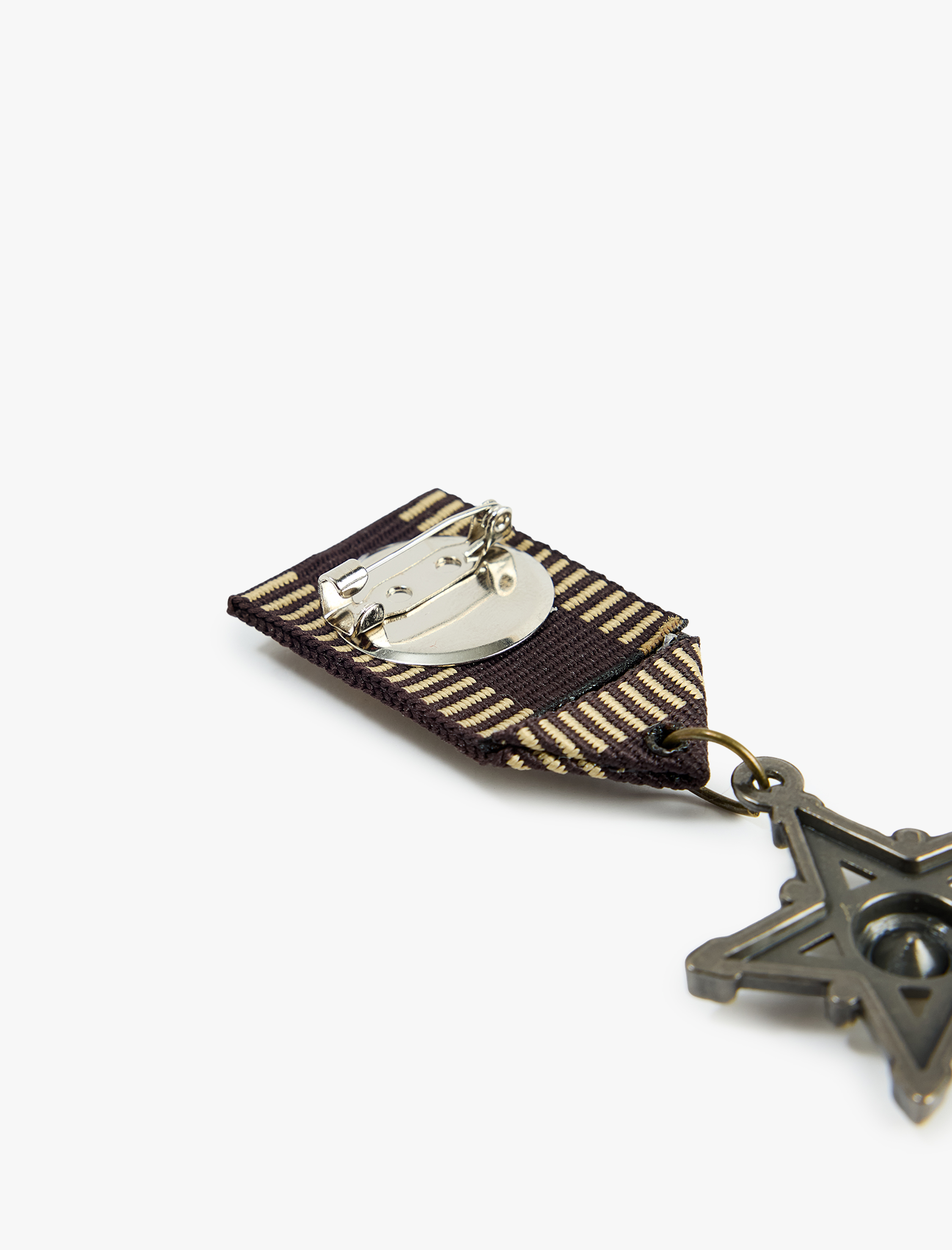  Kadın Metal Plakalı Yıldız Rozetli Taş Detaylı Broş - Koton X Sima Tarkan