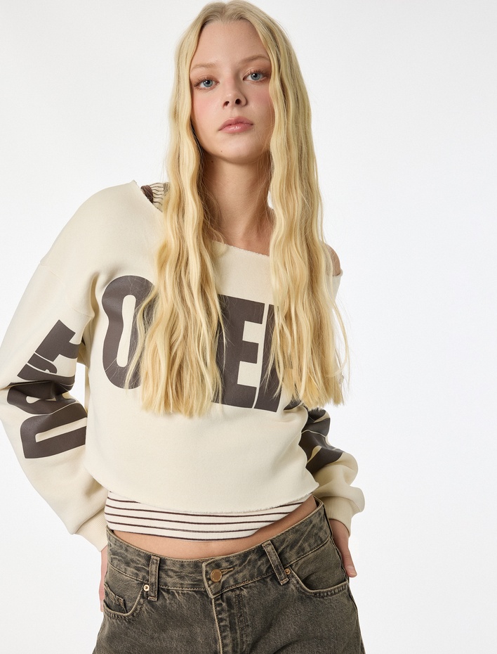  Uzun Kollu Kayık Yaka Baskılı Crop Oversize Sweatshirt