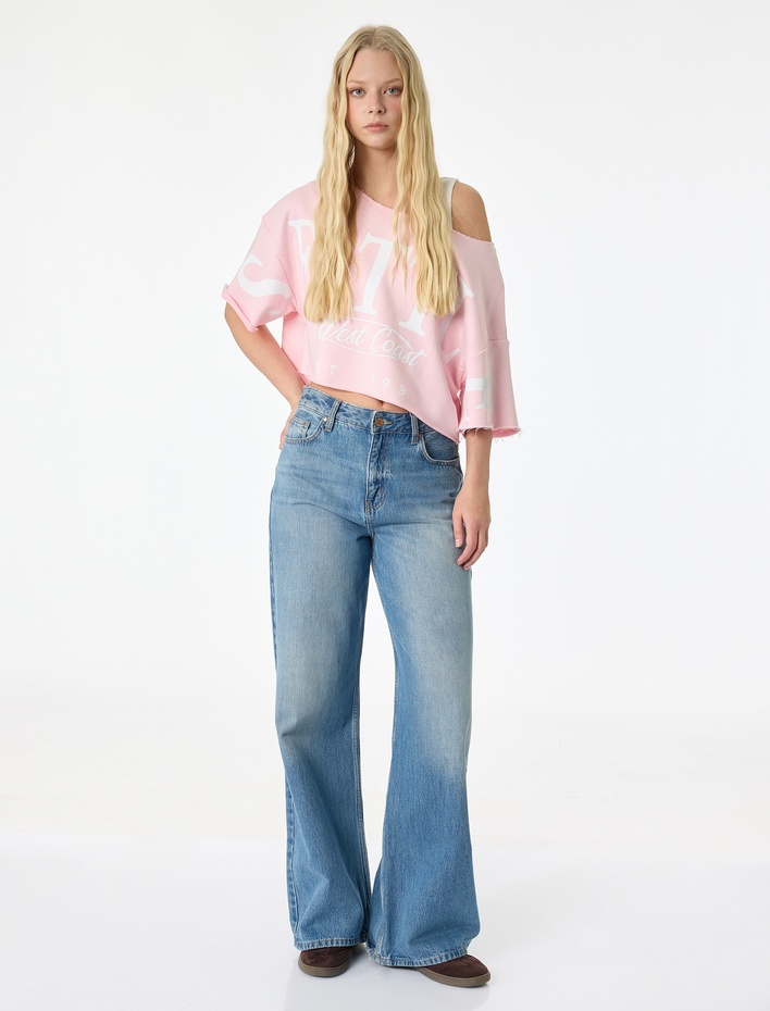  Rahat Kalıp Omzu Açık Kısa Kollu Baskılı Crop Tişört