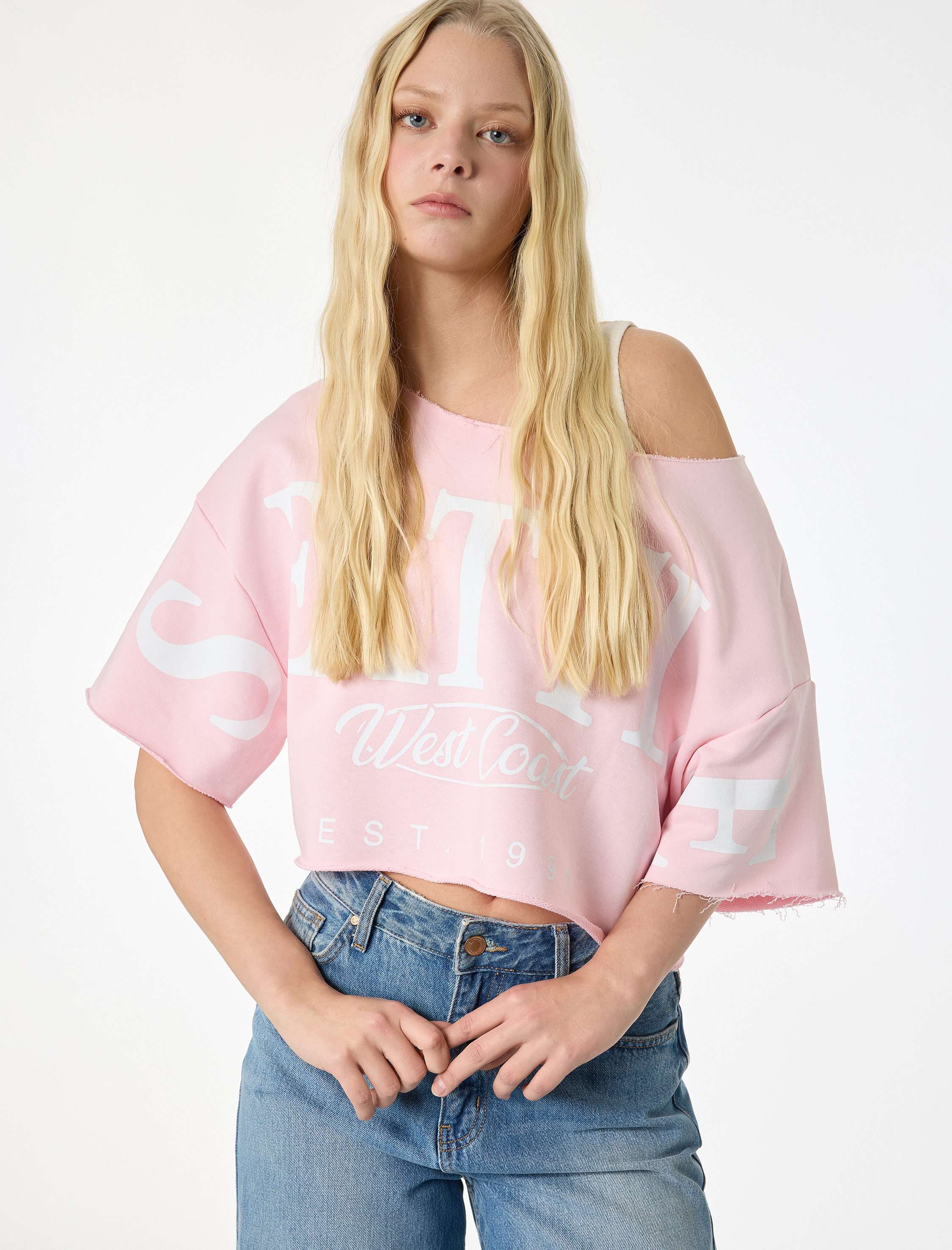   Rahat Kalıp Omzu Açık Kısa Kollu Baskılı Crop Tişört