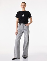 Kısa Kollu Bisiklet Yaka Pamuklu Köpek Nakış Detaylı Tişört