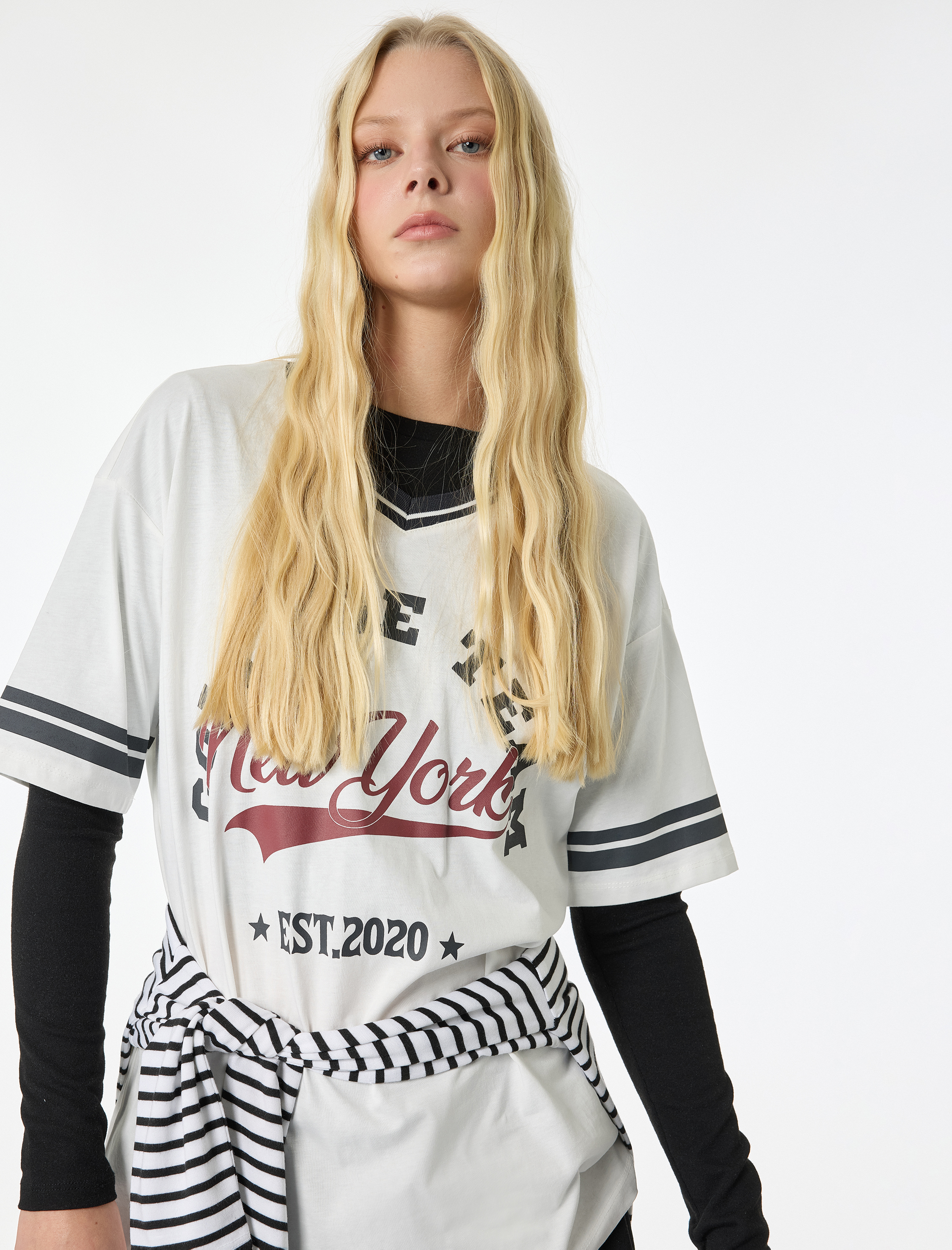   Yarım Kollu Biyeli V Yaka Baskılı Oversize Tişört