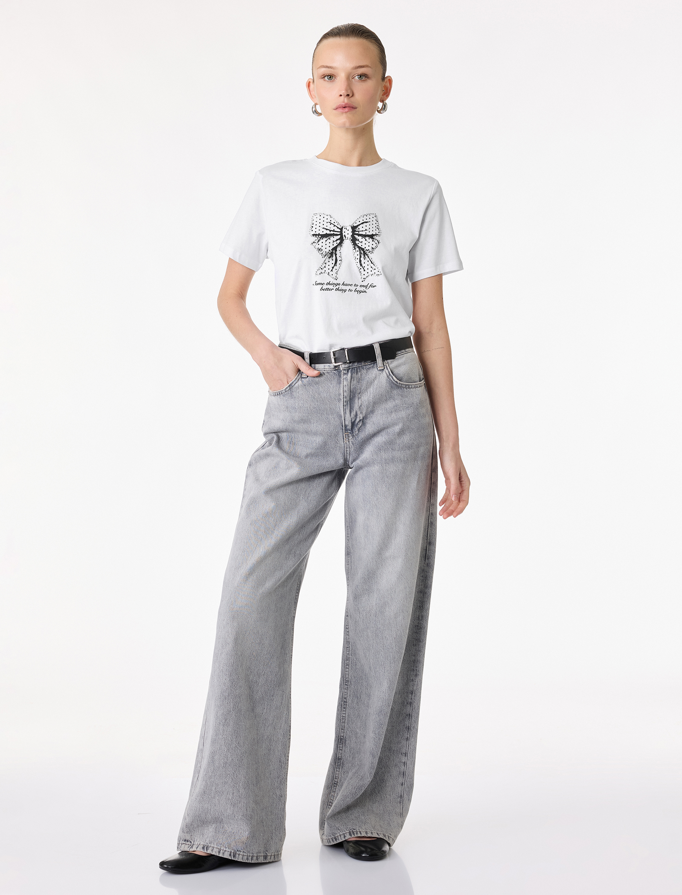   Pamuklu Kısa Kollu Bisiklet Yaka Taşlı Fiyonk Baskılı Tişört