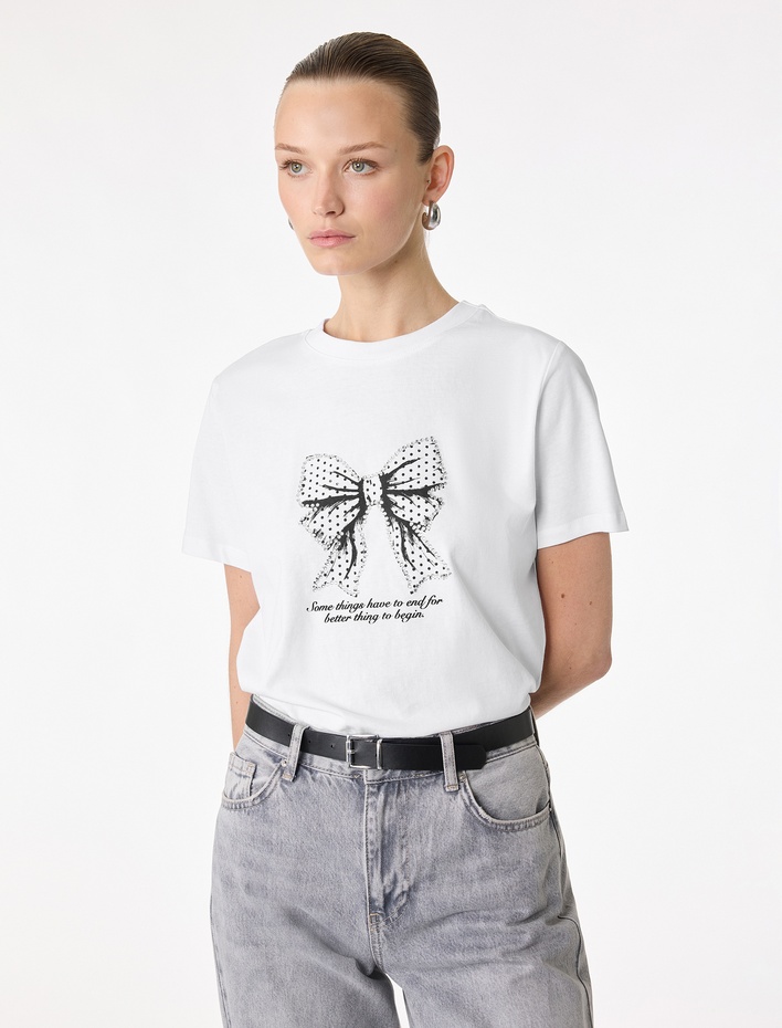  Pamuklu Kısa Kollu Bisiklet Yaka Taşlı Fiyonk Baskılı Tişört