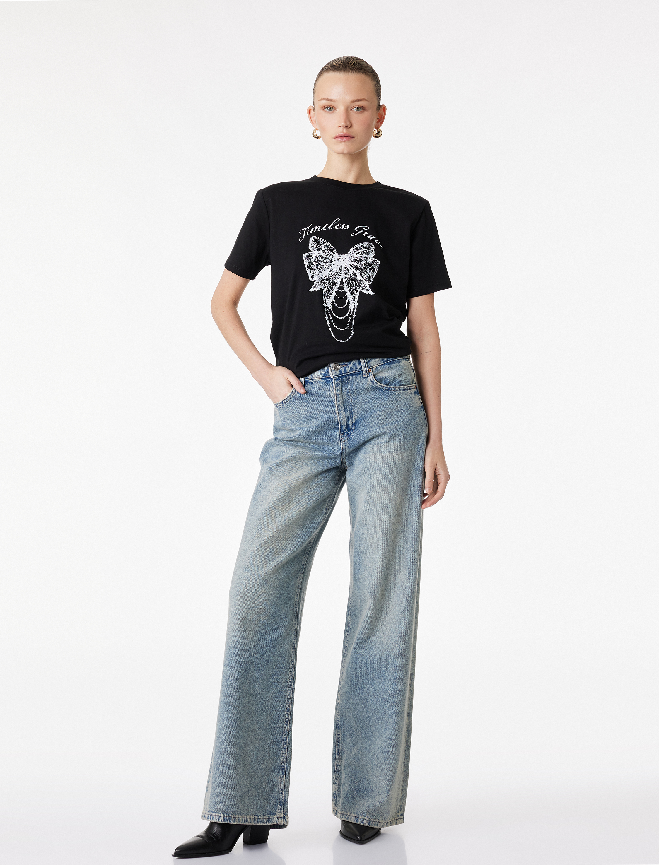   Pamuklu Kısa Kollu Bisiklet Yaka Fiyonk Baskılı Tişört