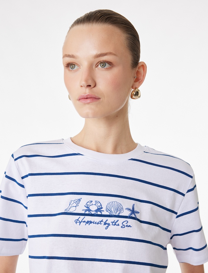  Pamuklu Kısa Kollu Deniz Kabuğu Nakış Detaylı Çizgili Tişört