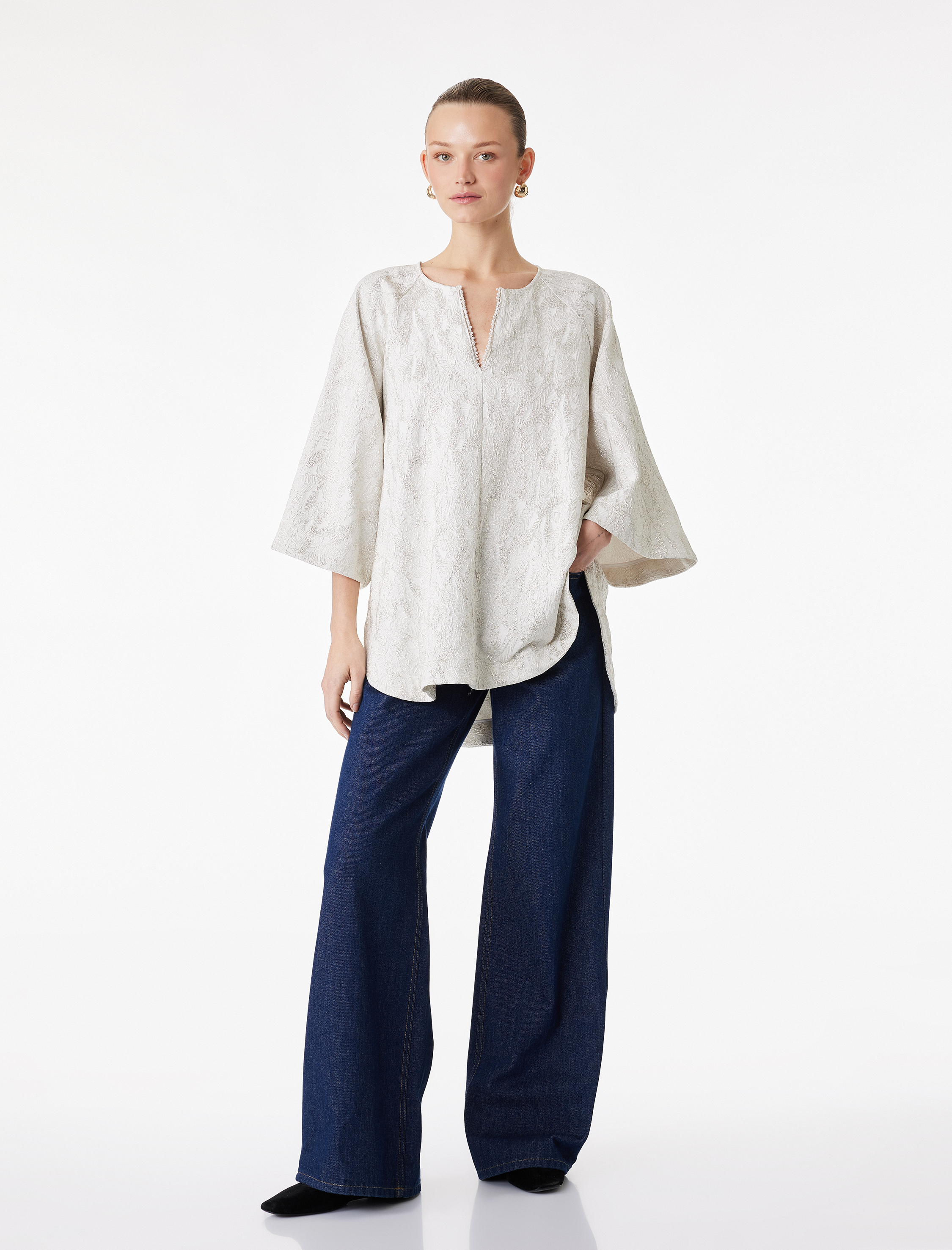   Yuvarlak Kesik Yaka 3/4 Geniş Kol Metalik İplik Detaylı Desenli Parıltılı Tunik