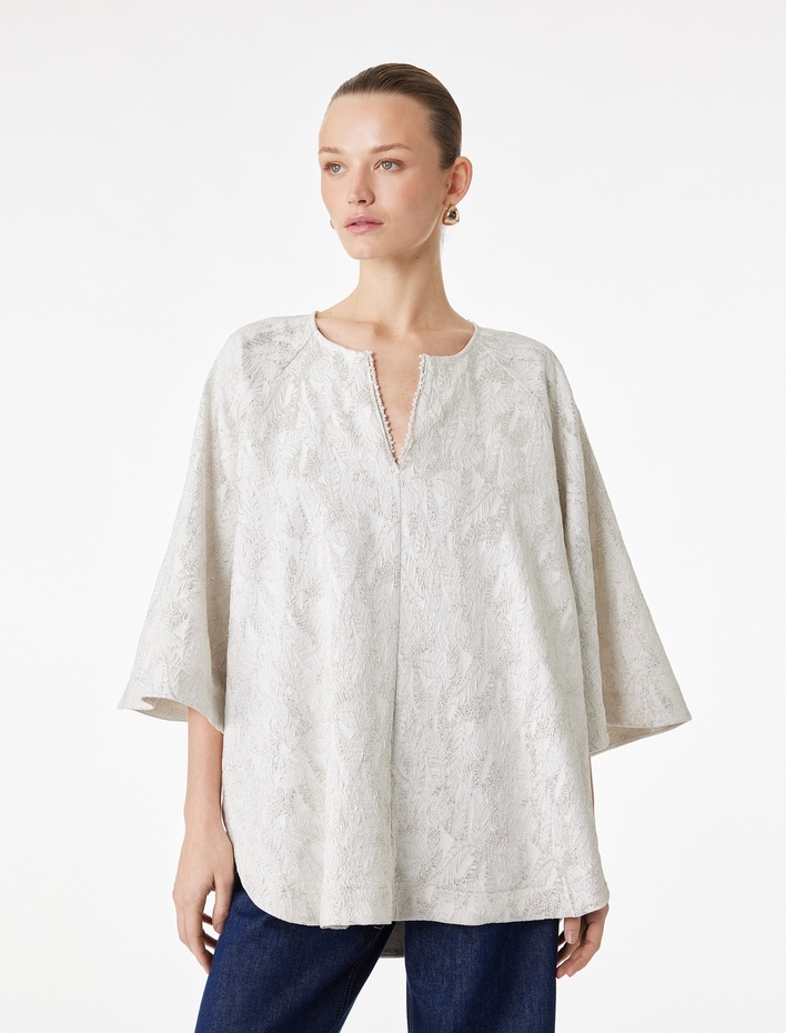  Yuvarlak Kesik Yaka 3/4 Geniş Kol Metalik İplik Detaylı Desenli Parıltılı Tunik