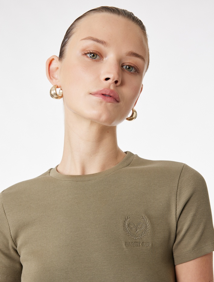  Pamuklu Slim Fit Kısa Kollu Bisiklet Yaka Nakış Detaylı Fitilli Tişört