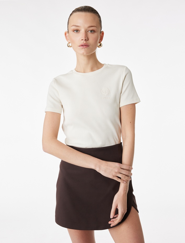  Pamuklu Slim Fit Kısa Kollu Bisiklet Yaka Nakış Detaylı Fitilli Tişört