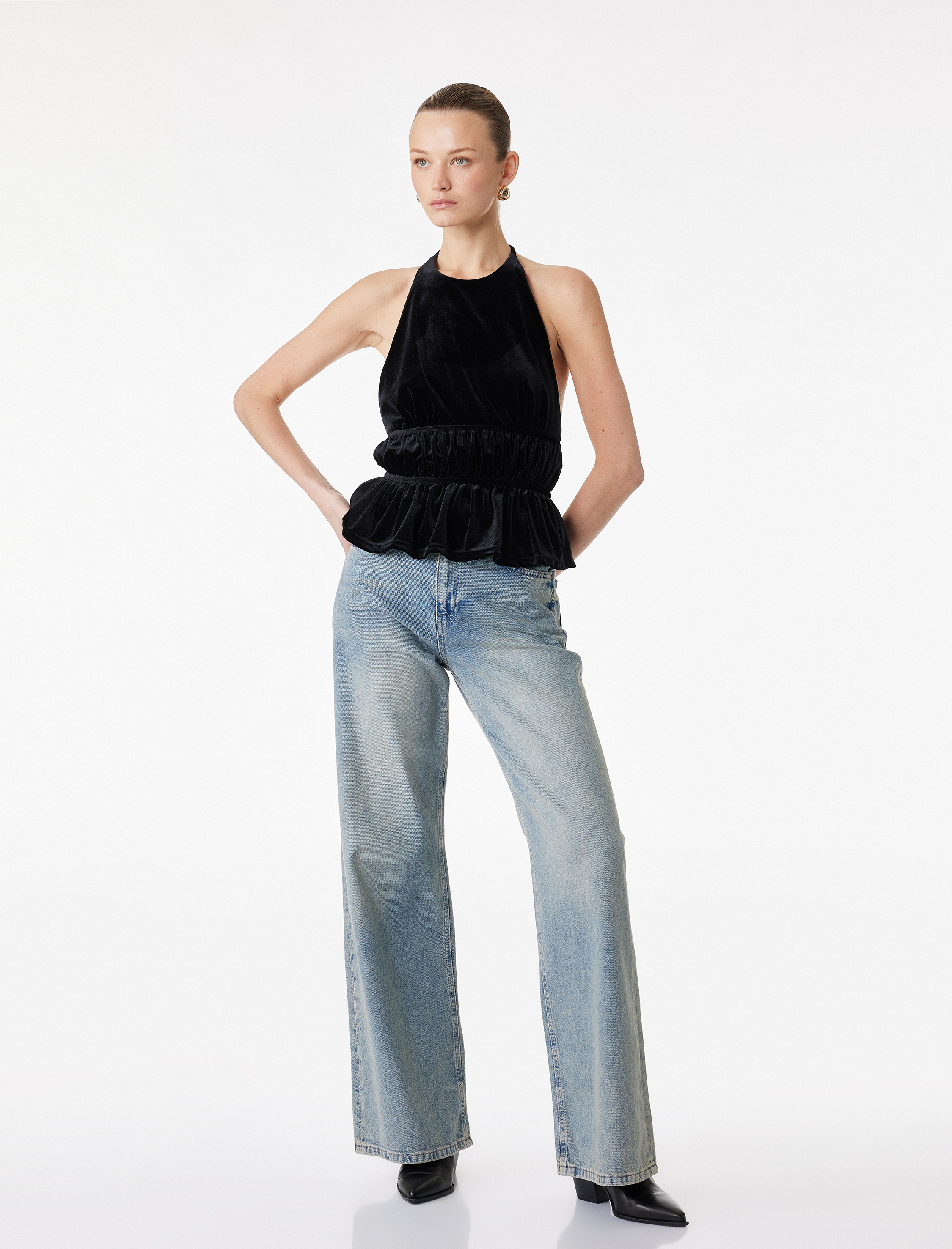   Sırt Dekolte Detaylı Fırfırlı Halter Yaka Kadife Bluz