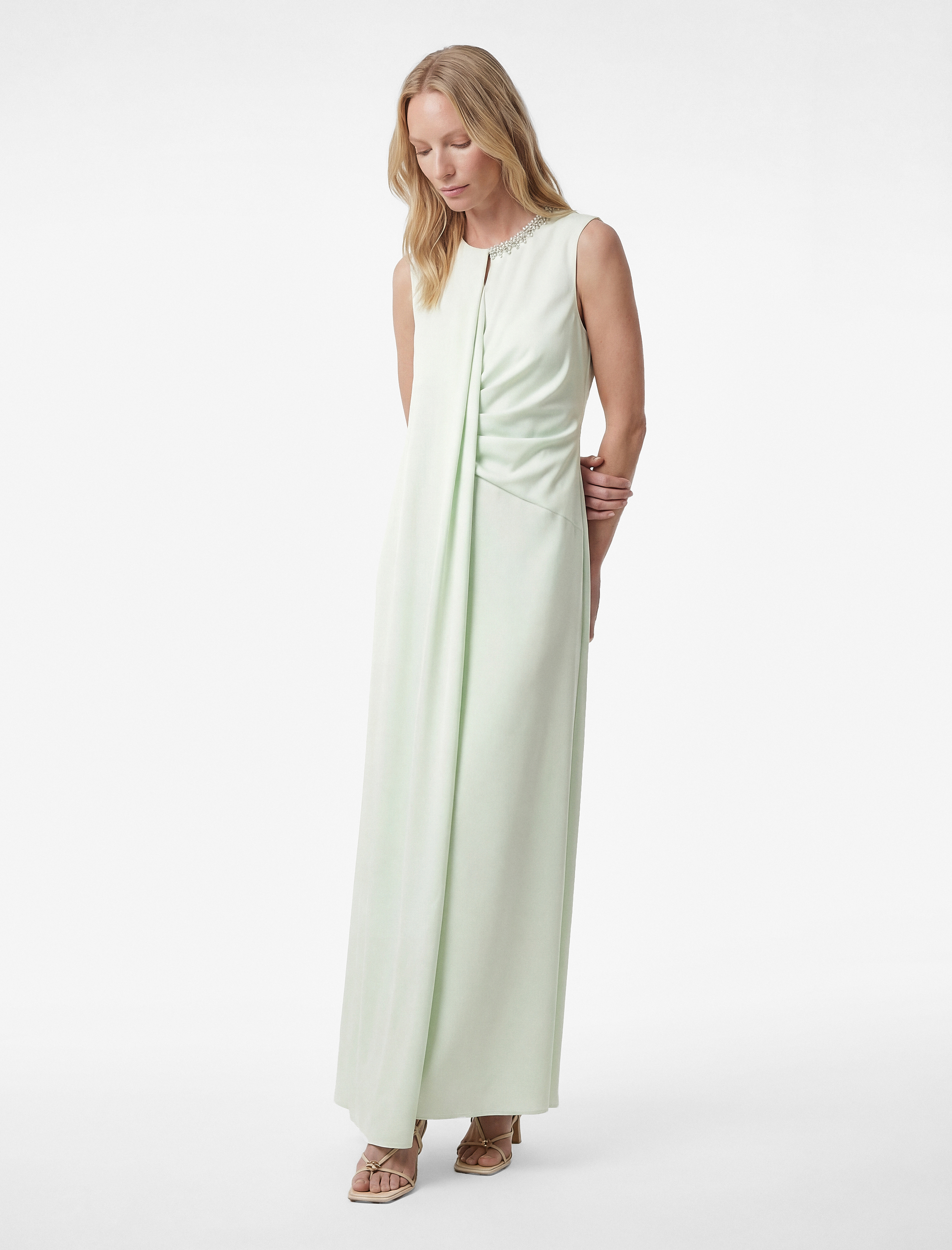   Bisiklet Yaka Kolsuz Drapeli Taş Detaylı Uzun Saten Abiye Elbise