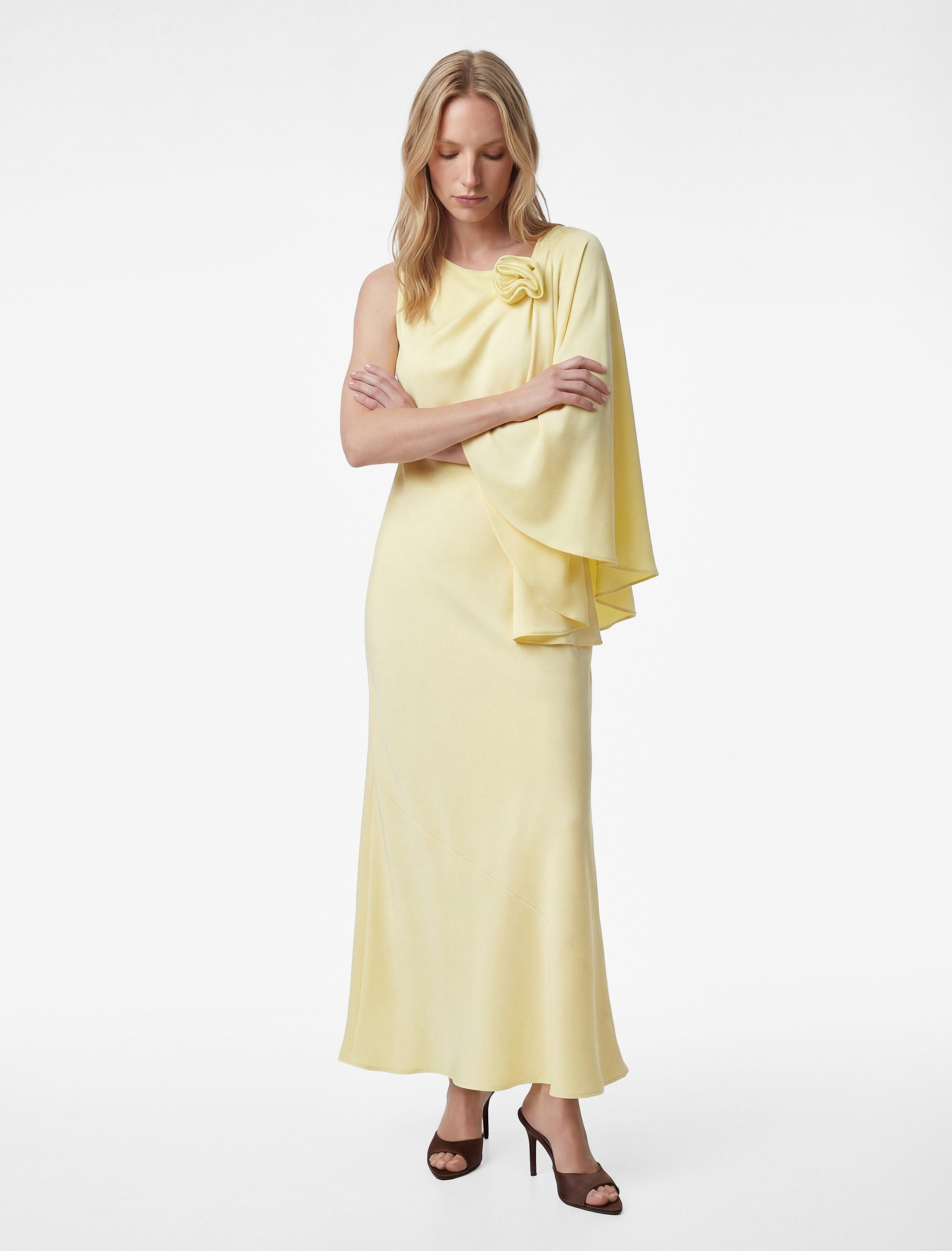   Çiçek Aplike Detaylı Bisiklet Yaka Kolsuz Uzun Saten Abiye Elbise