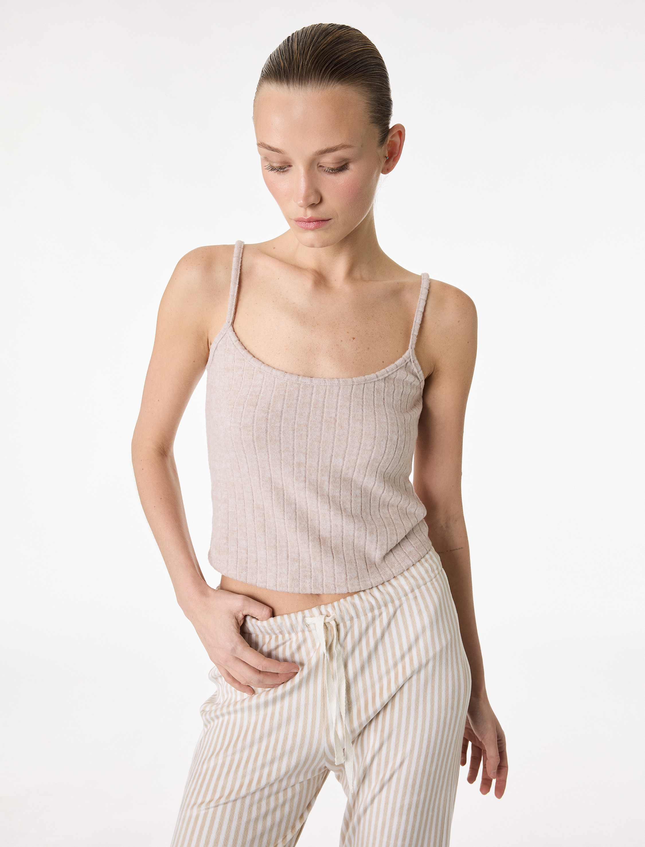   Rahat Kalıp Crop İnce Askılı Pijama Üstü