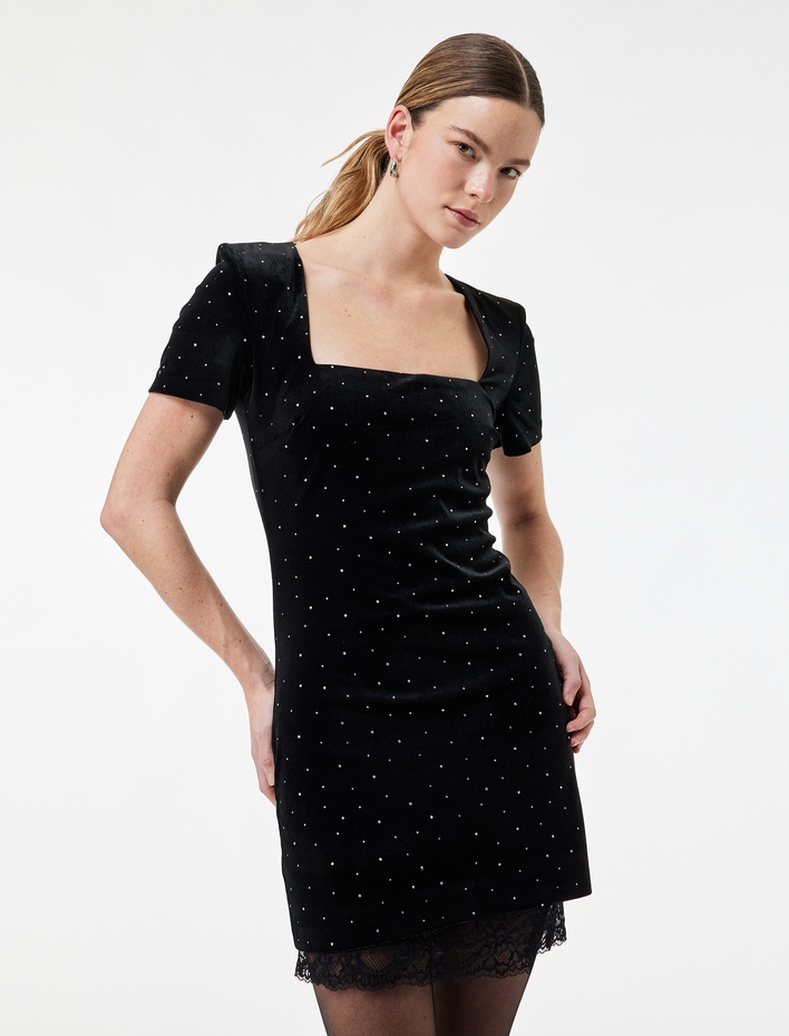  Dantel Detaylı Kare Yaka Kısa Kollu Vatkalı Mini Taşlı Abiye Elbise