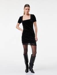 Dantel Detaylı Kare Yaka Kısa Kollu Vatkalı Mini Taşlı Abiye Elbise