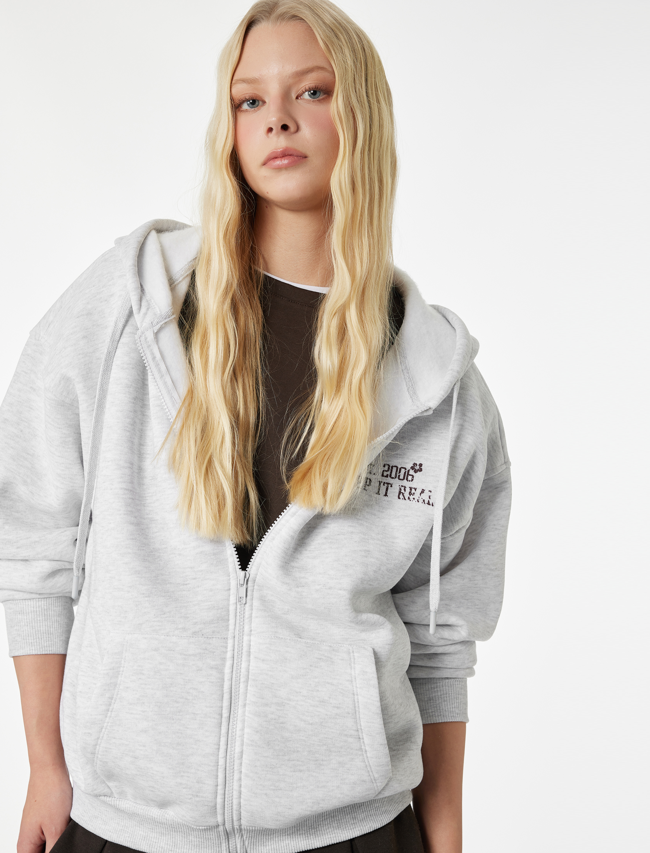   Şardonlu Rahat Kalıp Cepli Uzun Kollu Fermuarlı Arkası Baskılı Kapüşonlu Sweatshirt