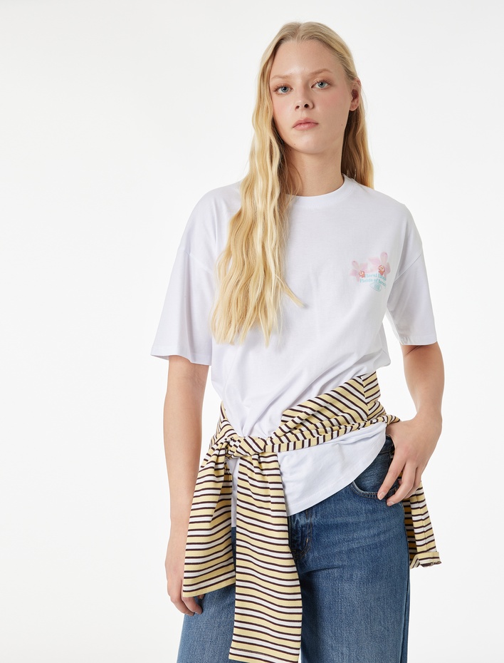  Pamuklu Rahat Kalıp Kısa Kollu Arkası Çiçek Baskılı Tişört