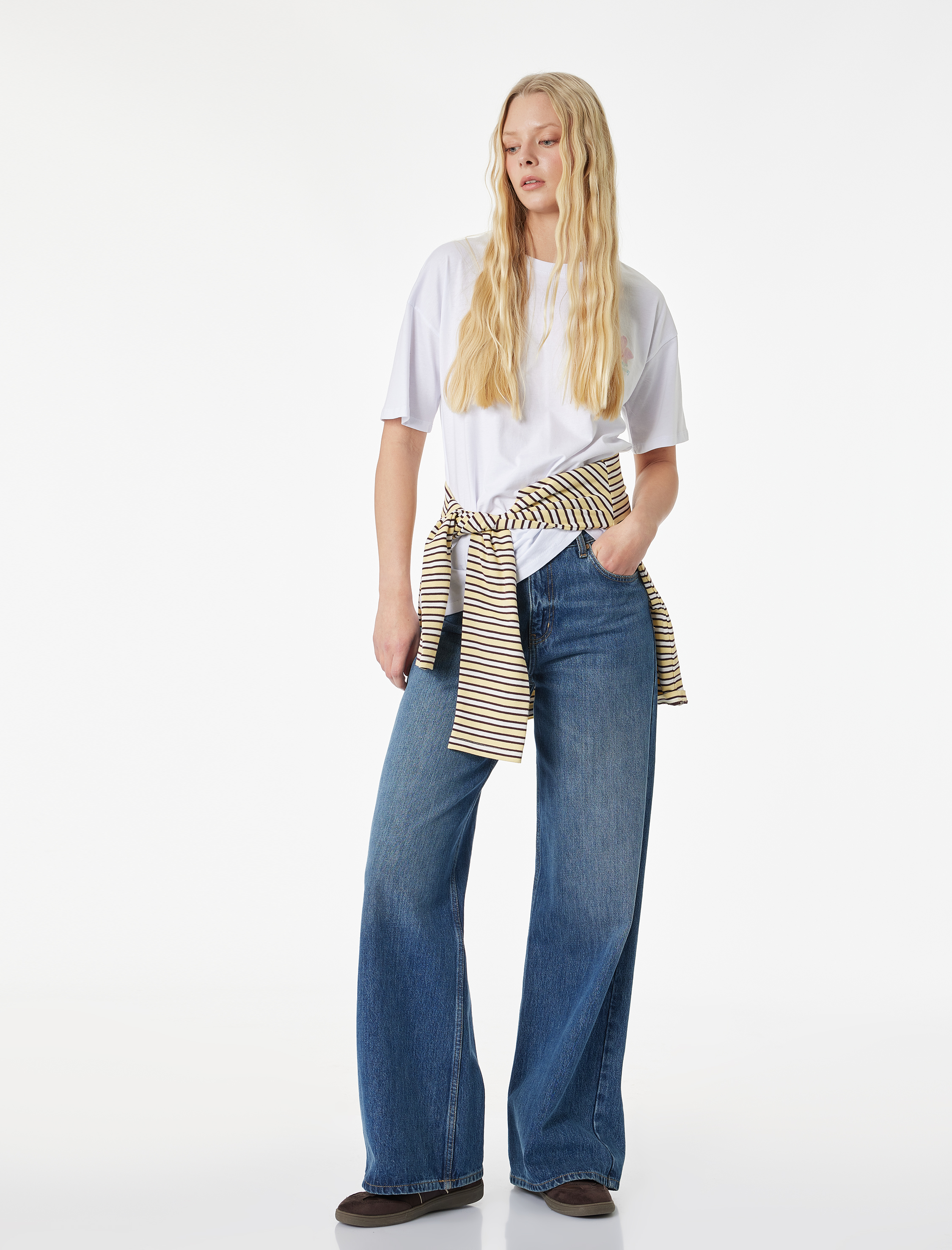   Pamuklu Rahat Kalıp Kısa Kollu Arkası Çiçek Baskılı Tişört