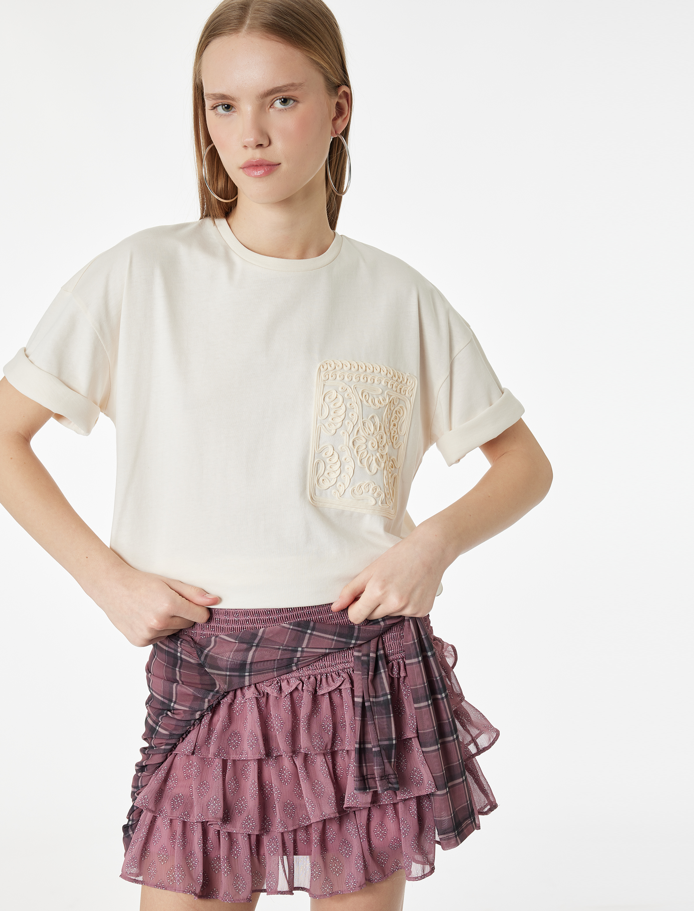   Nakış Detaylı Kısa Kollu Cepli Bisiklet Yaka Pamuklu Tişört