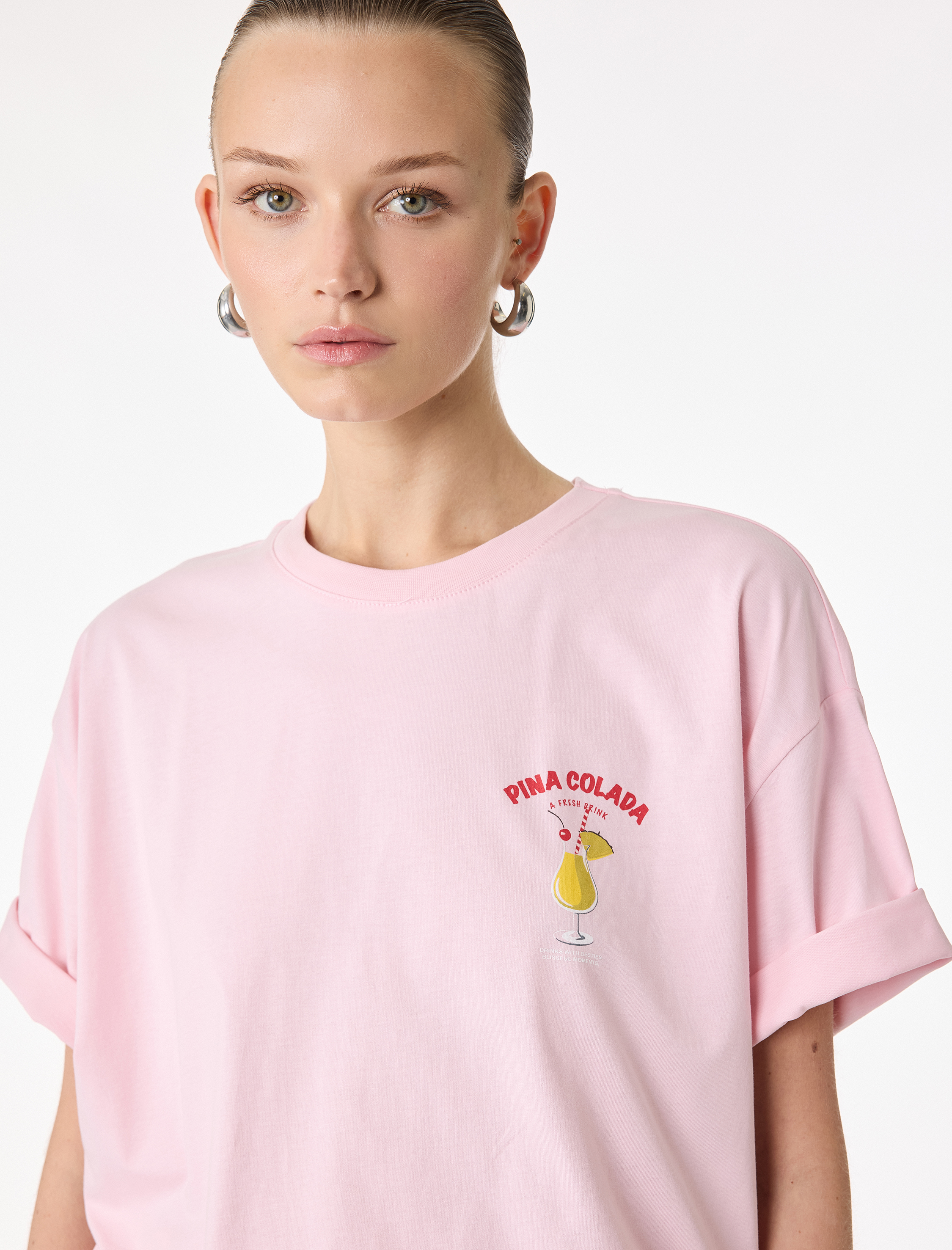   Pamuklu Kısa Kollu Bisiklet Yaka Arkası Baskılı Tişört