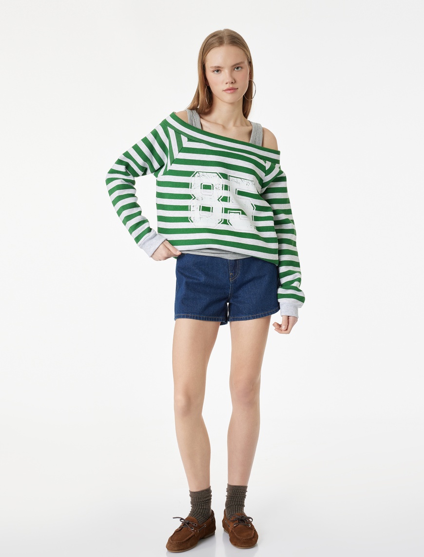 Koton Kadın Rahat Kalıp Uzun Kollu Çizgili Kayık Yaka Baskılı Sweatshirt