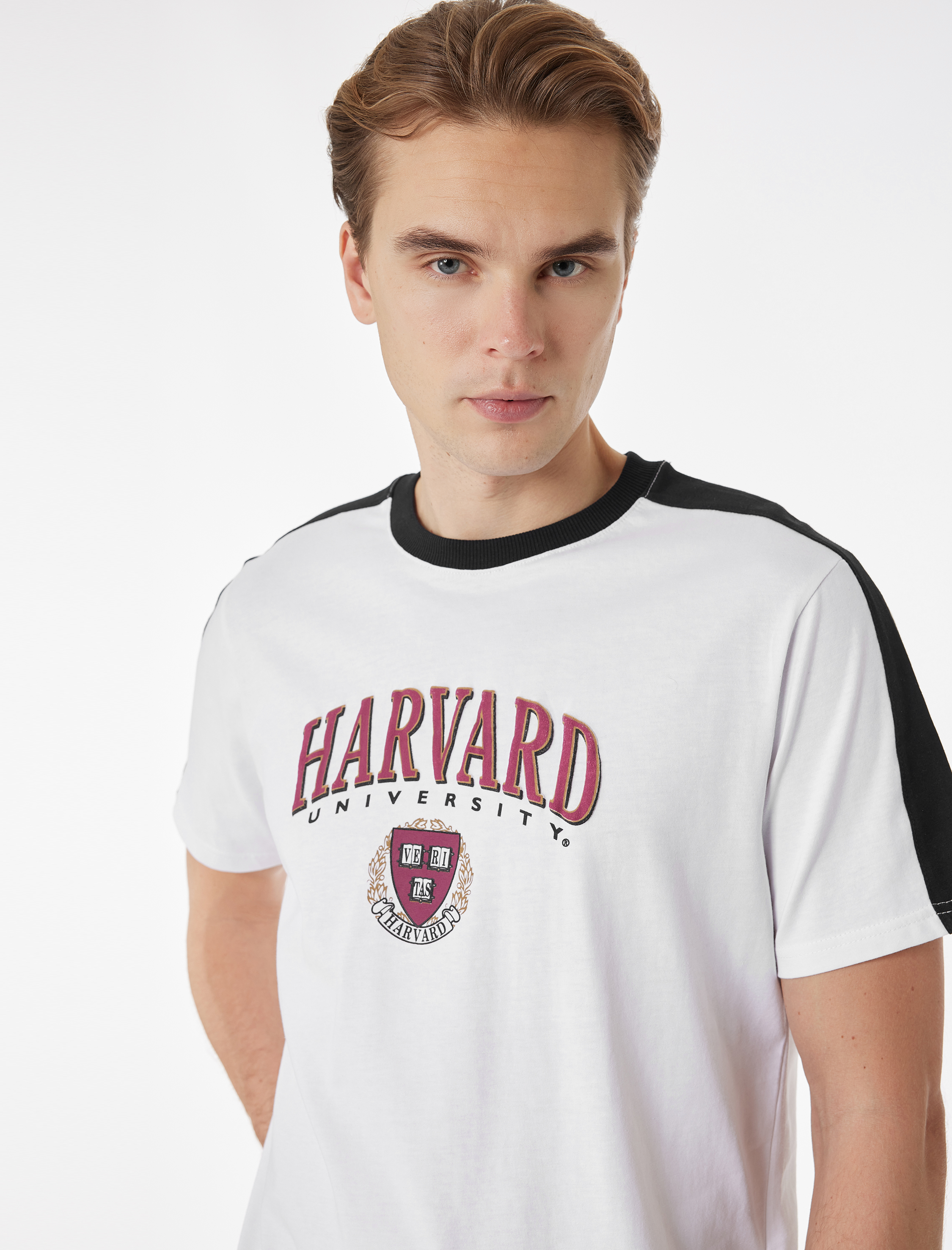   Regular Fit Kısa Kollu Renk Kontrastlı Bisiklet Yaka Baskılı Harvard Lisanslı Tişört