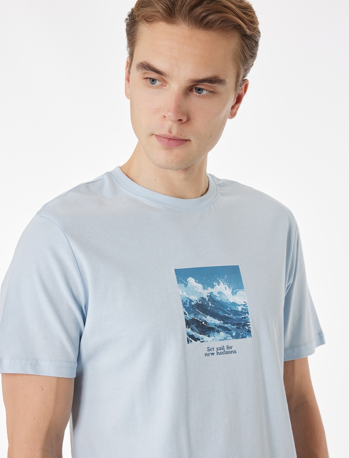  Regular Fit Dikiş Detaylı Kısa Kollu Pamuklu Bisiklet Yaka Baskılı Tişört