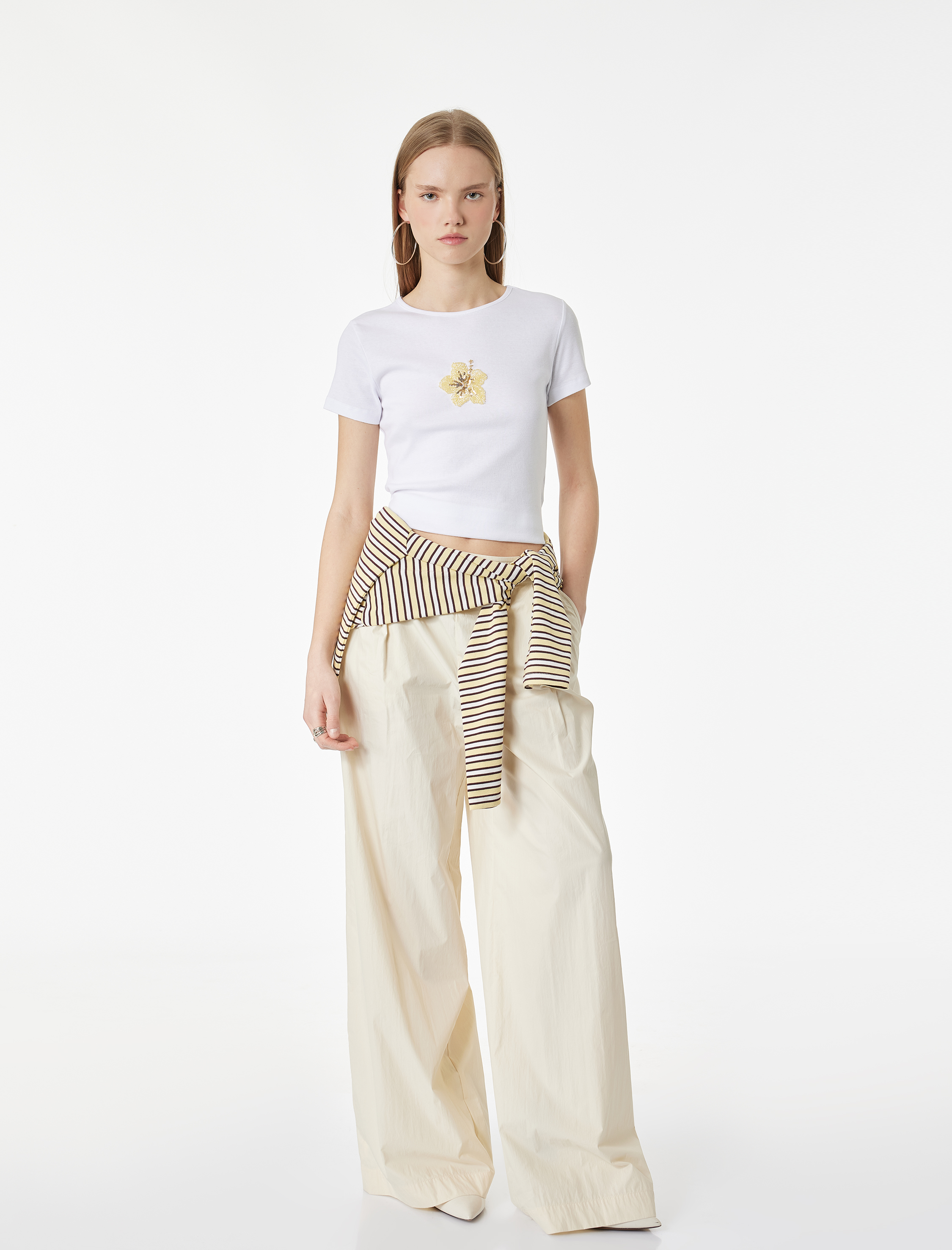   Slim Fit Çiçek İşlemeli Kısa Kollu Bisiklet Yaka Taşlı Tişört