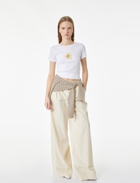 Slim Fit Çiçek İşlemeli Kısa Kollu Bisiklet Yaka Taşlı Tişört