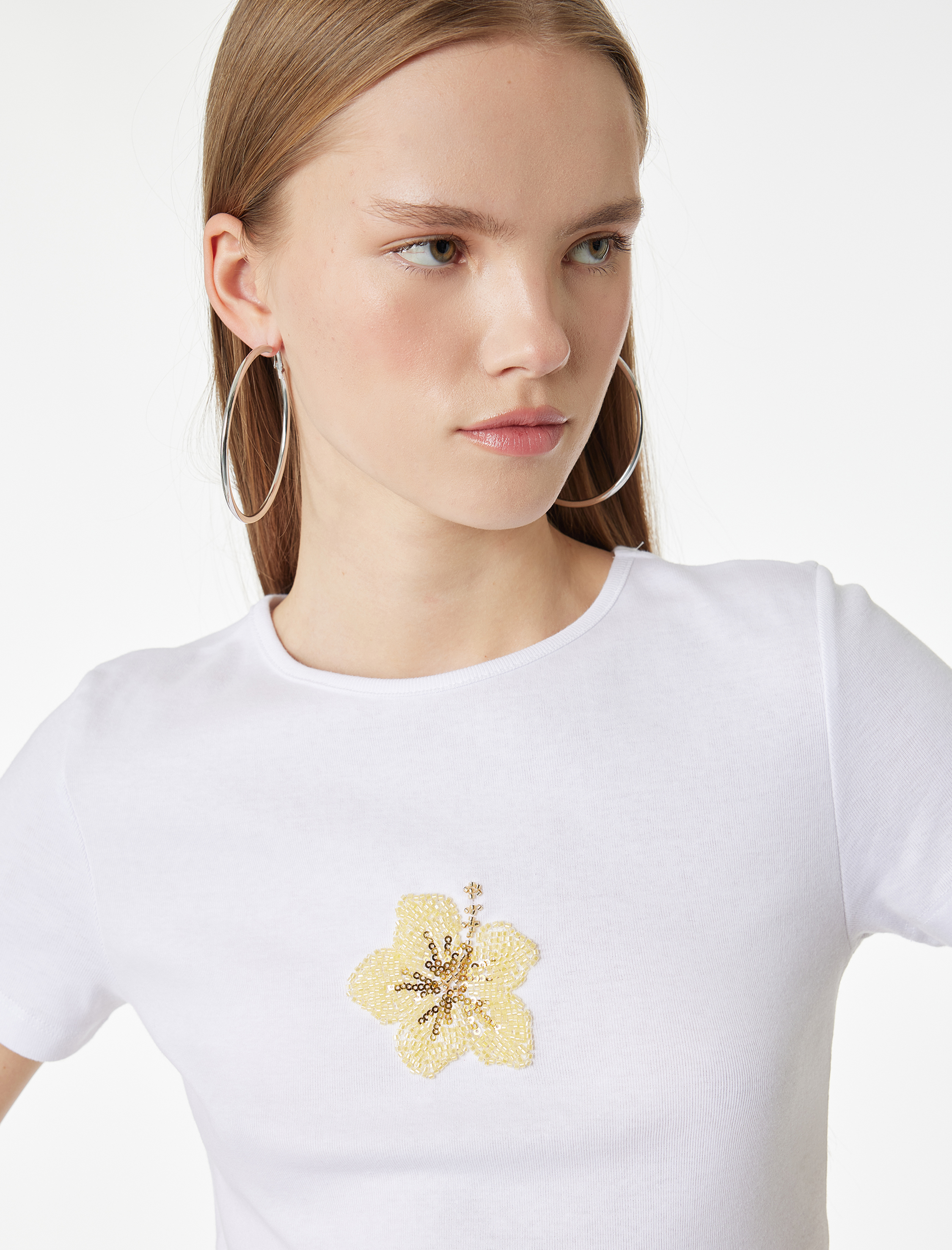   Slim Fit Çiçek İşlemeli Kısa Kollu Bisiklet Yaka Taşlı Tişört