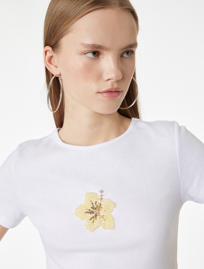  Slim Fit Çiçek İşlemeli Kısa Kollu Bisiklet Yaka Taşlı Tişört