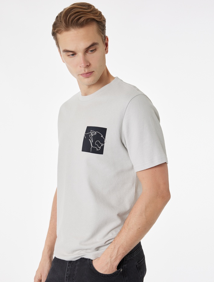  Regular Fit Kısa Kollu Pamuklu Nakışlı Bisiklet Yaka Tişört