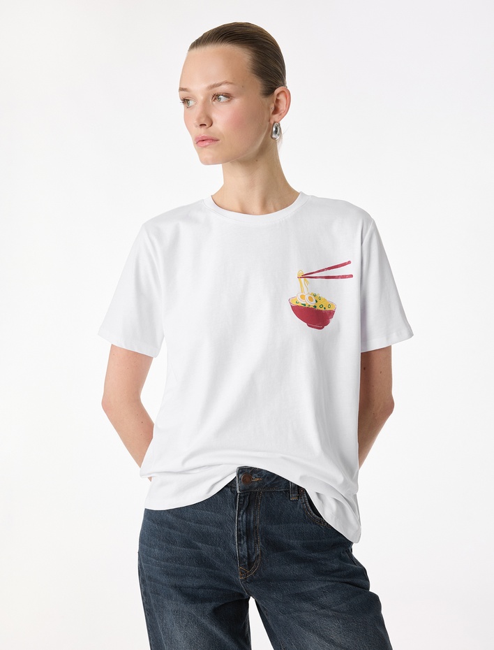  Pamuklu Kısa Kollu Bisiklet Yaka Ramen Baskı Detaylı Tişört