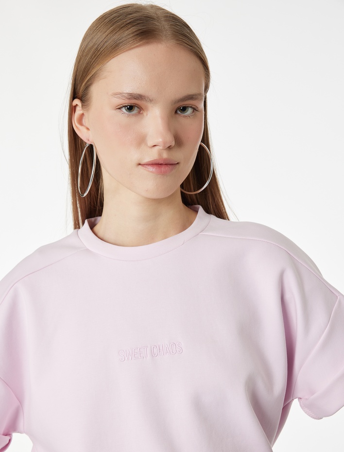  Kısa Kollu Bisiklet Yaka Nakışlı Oversize Tişört