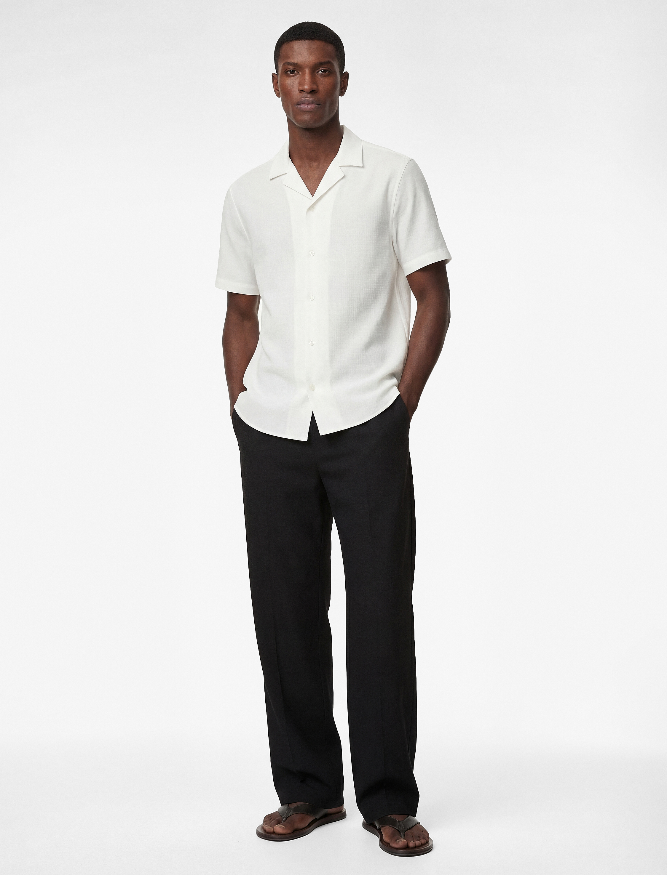   Regular Fit Pamuklu Dokulu Kısa Kollu Apaş Yaka Gömlek