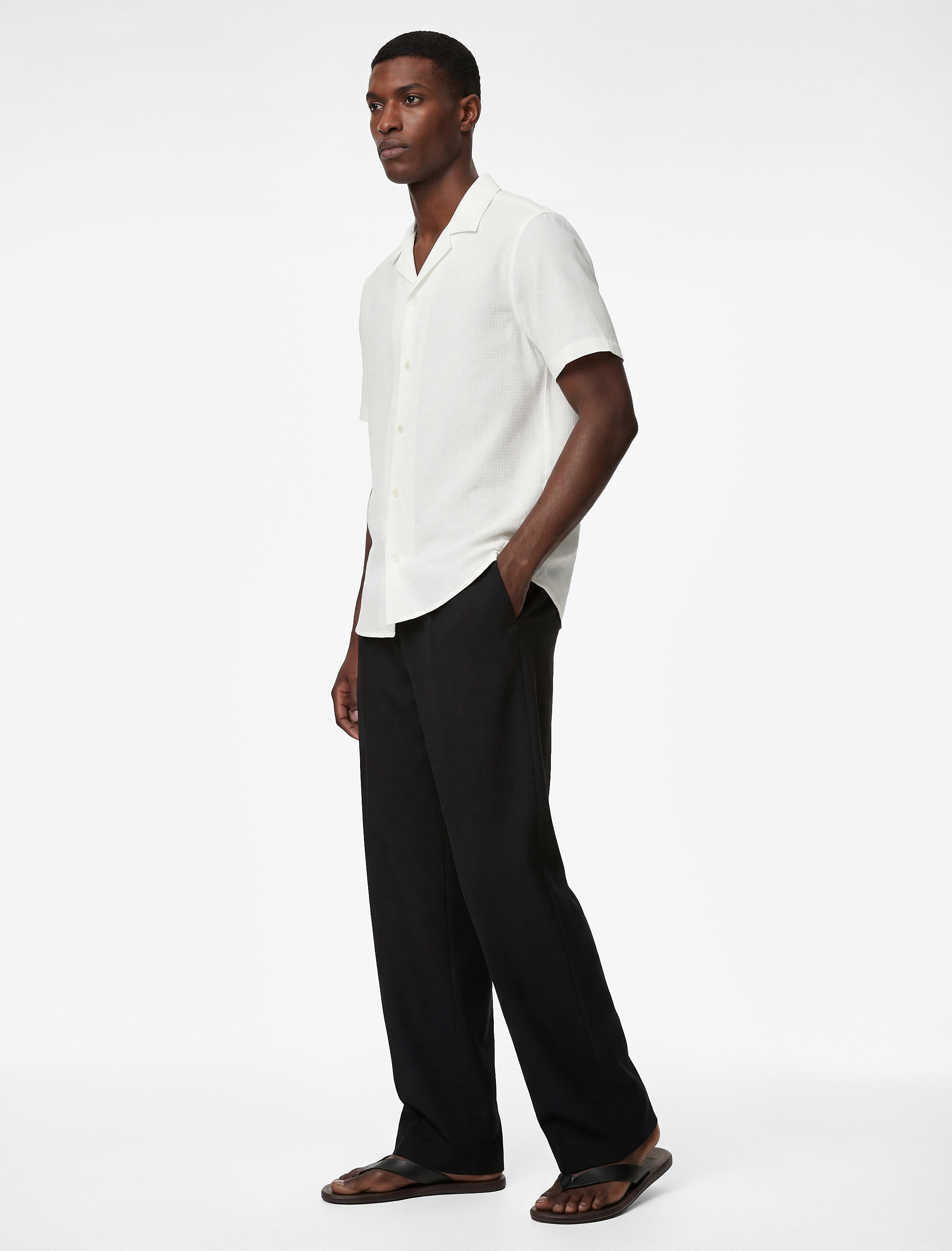   Regular Fit Pamuklu Dokulu Kısa Kollu Apaş Yaka Gömlek