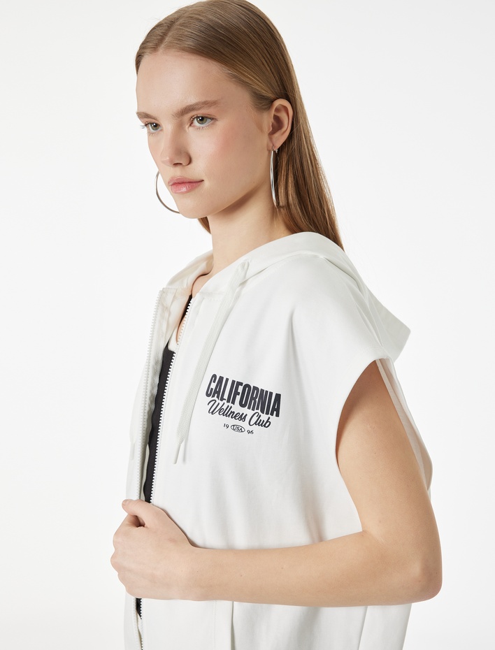  Arkası Baskılı Fermuarlı Cep Detaylı Kapüşonlu Kolsuz Sweatshirt