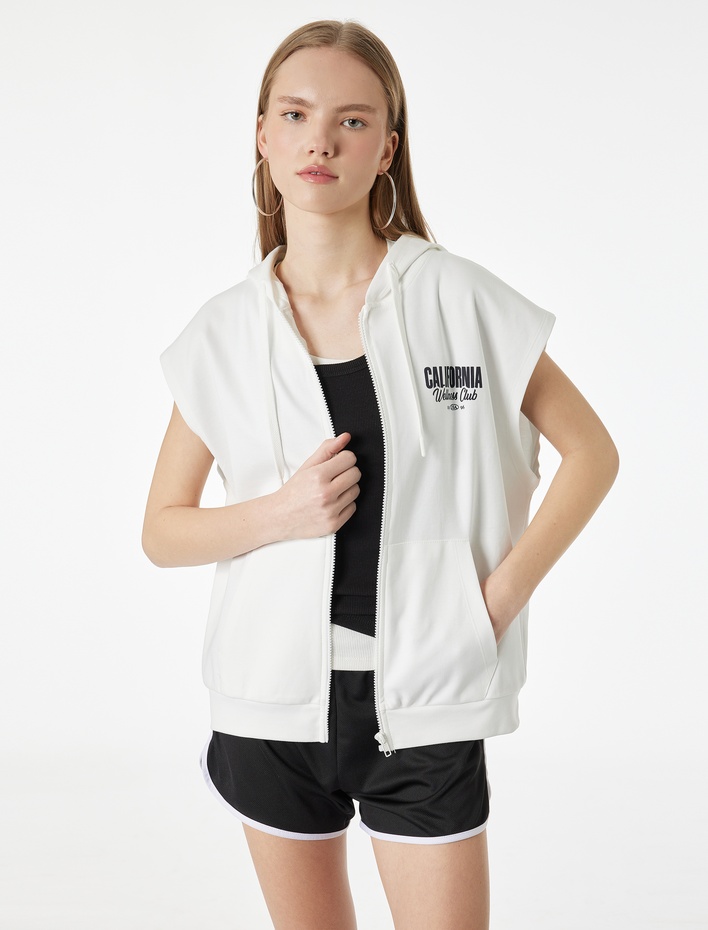  Arkası Baskılı Fermuarlı Cep Detaylı Kapüşonlu Kolsuz Sweatshirt