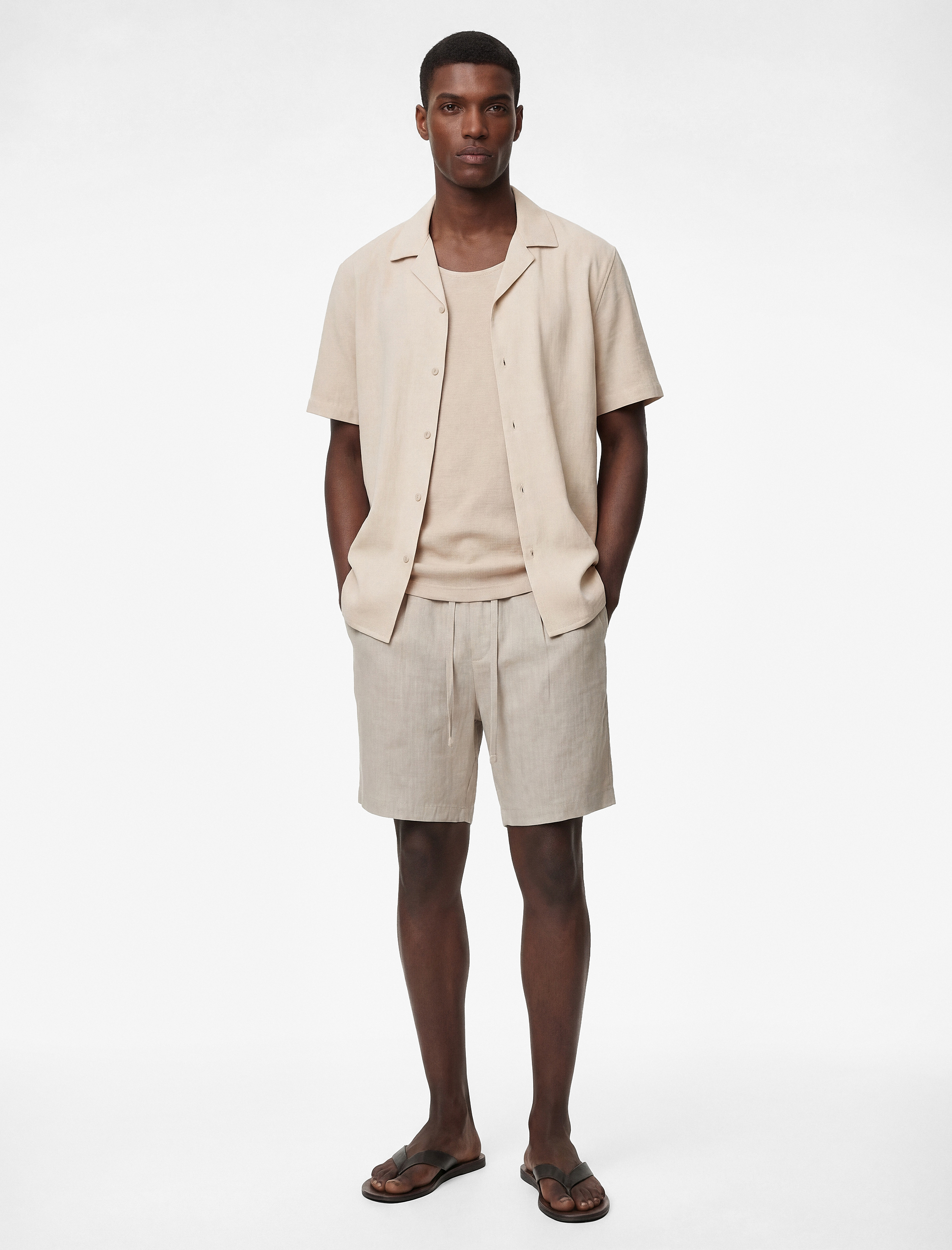   Regular Fit Dokulu Düğmeli Kısa Kollu Apaş Yaka Gömlek