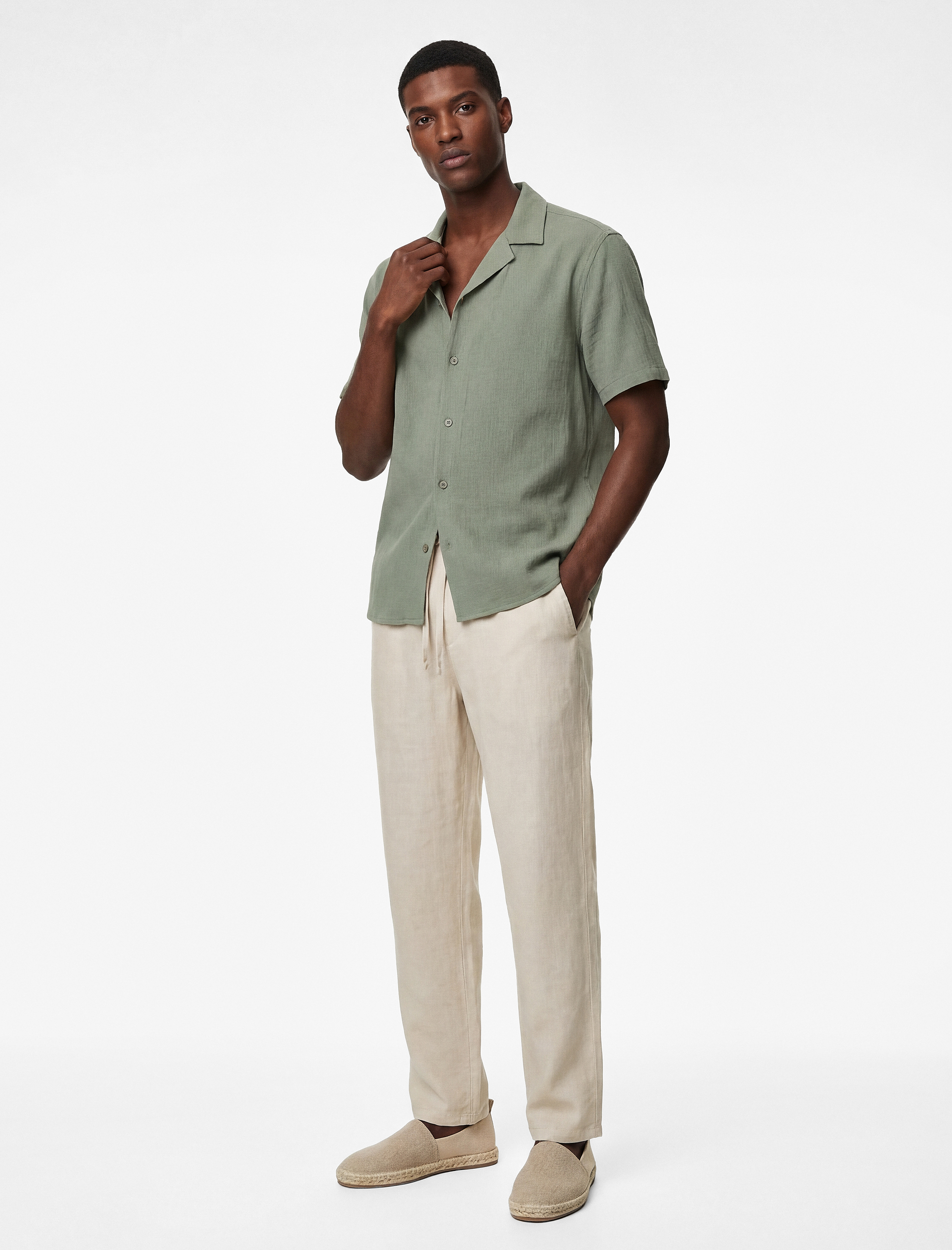   Regular Fit Dokulu Düğmeli Kısa Kollu Apaş Yaka Gömlek