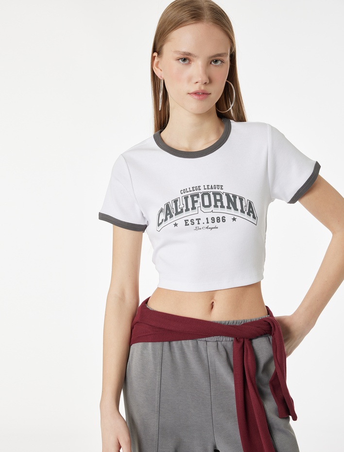  Slim Fit Biyeli Kısa Kollu Bisiklet Yaka Pamuklu Baskılı Tişört